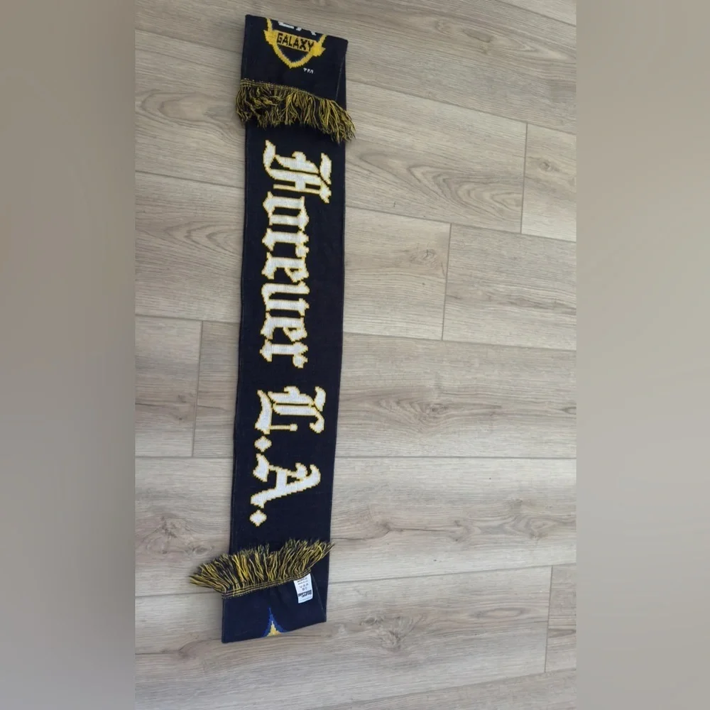 LA Galaxy Black and Yellow Scarf ⭐️✨